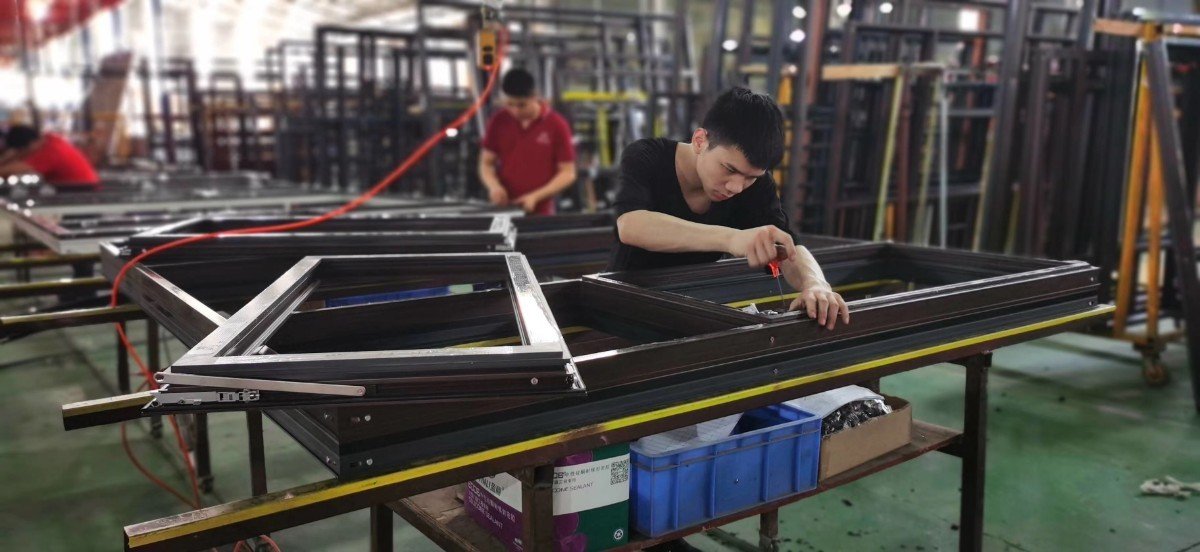 铿固门窗，门窗宁静丨专心打造门窗，为家保护爱